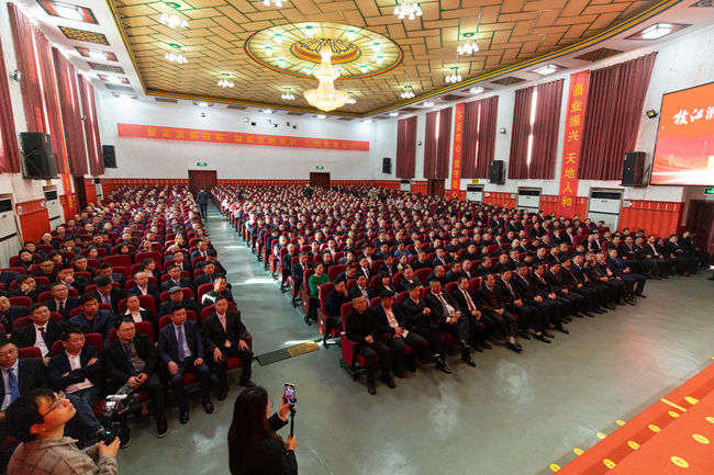 2024年3月28日(余峰)枝江酒業(yè)千人誓師大會+(1) (15)_副本.jpg 2024年3月28日(余峰)枝江酒業(yè)千人誓師大會+(1) (15)_副本.jpg